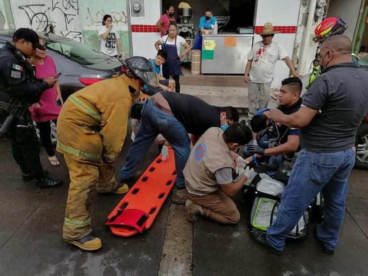 4 heridos tras desplome de un alero en calle céntrica de Coatepec