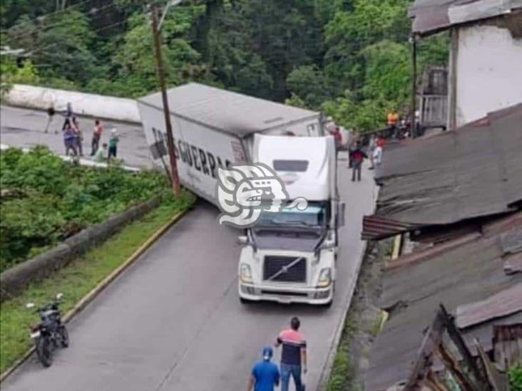 Tráiler, a punto de caer a voladero en Atoyac