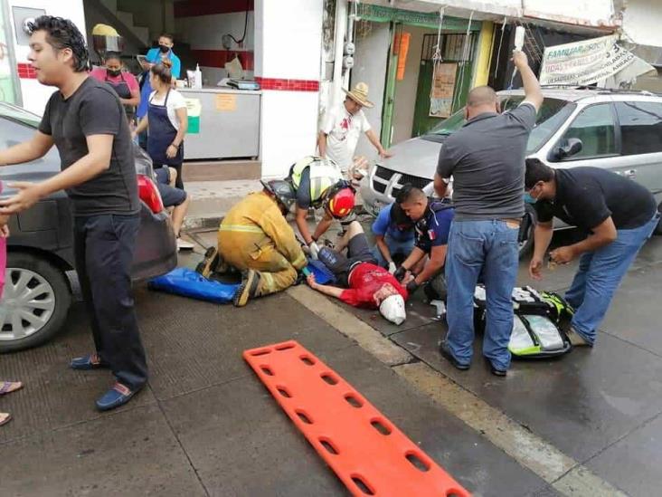 4 heridos tras desplome de un alero en calle céntrica de Coatepec