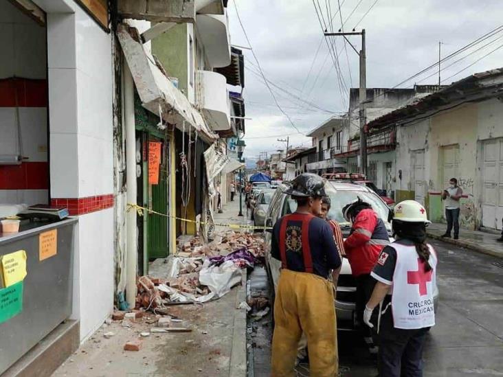 4 heridos tras desplome de un alero en calle céntrica de Coatepec