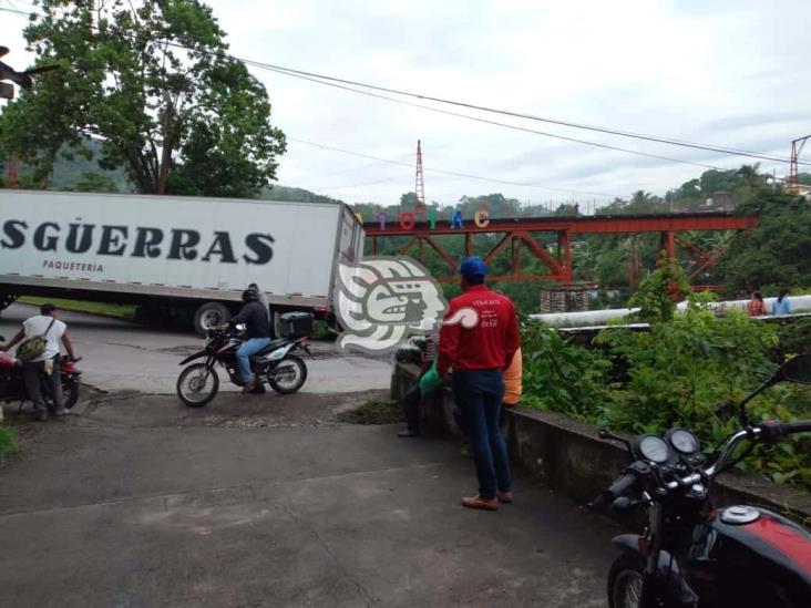 Tráiler, a punto de caer a voladero en Atoyac