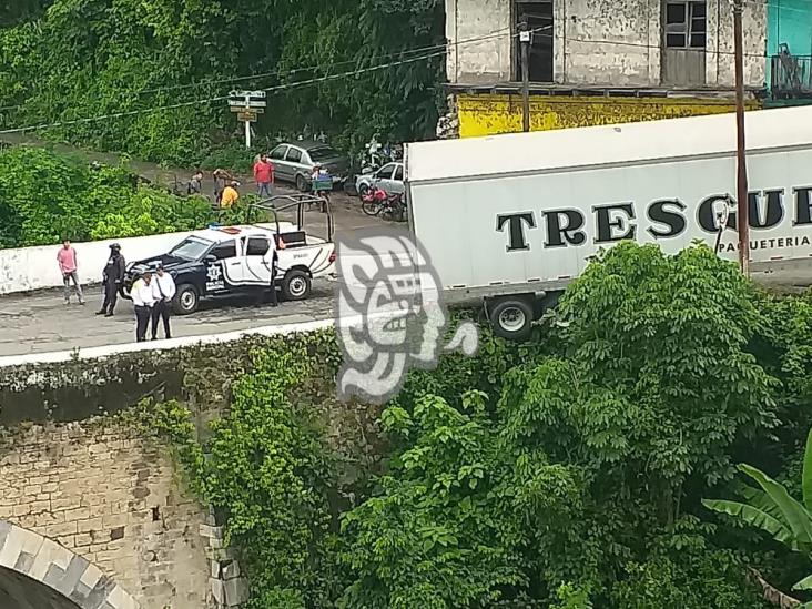 Tráiler, a punto de caer a voladero en Atoyac