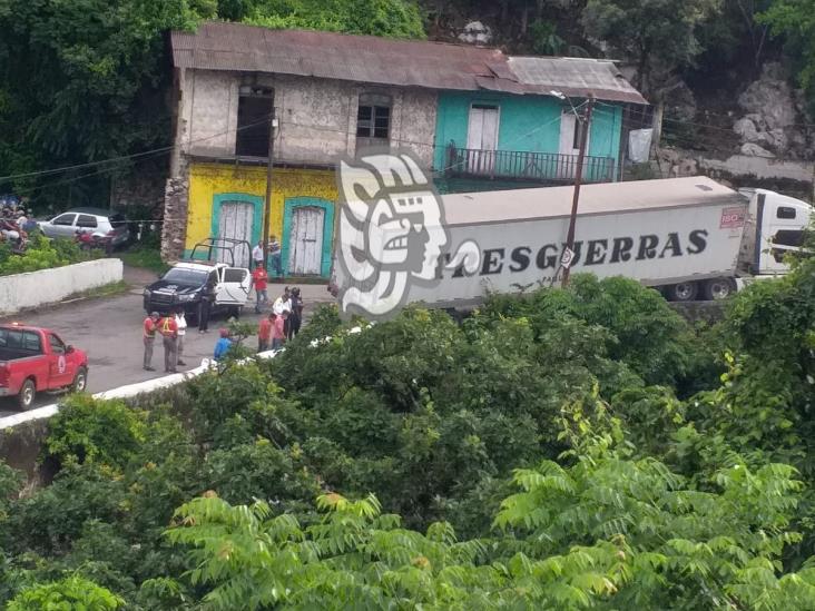 Tráiler, a punto de caer a voladero en Atoyac