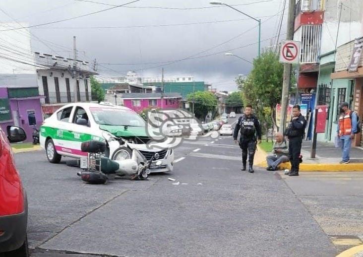 Motociclista resulta ligeramente lesionado tras chocar contra taxi en Xalapa