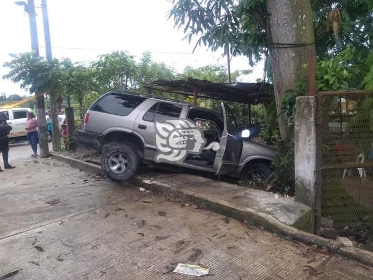 Veloz camioneta impacta humilde vivienda en Agua Dulce