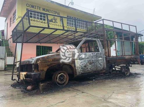 Aún no retiran camioneta incendiada durante elecciones en Sayula