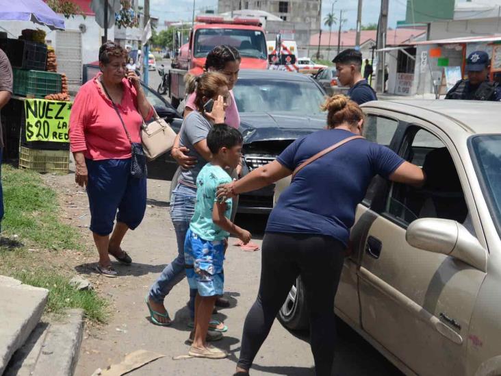 Intenta ganarle el paso al tren y terminan lesionados