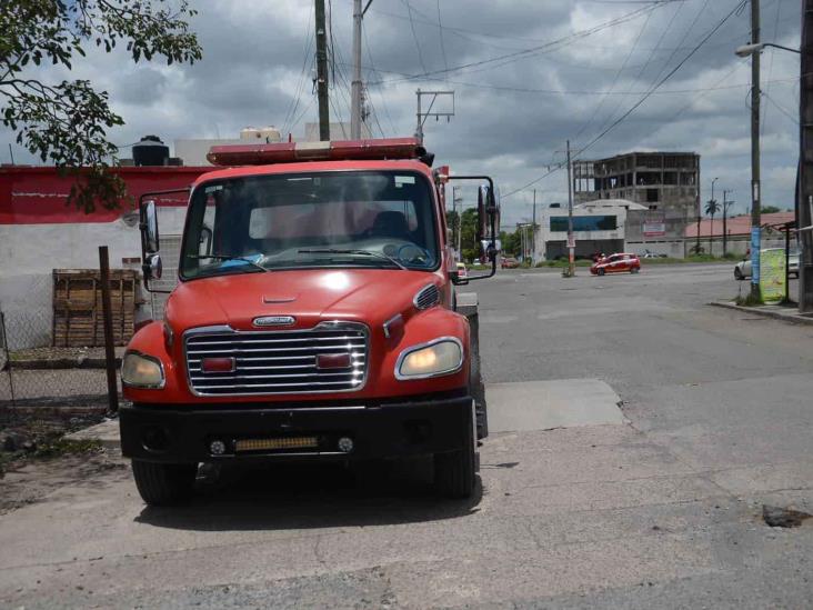 Intenta ganarle el paso al tren y terminan lesionados