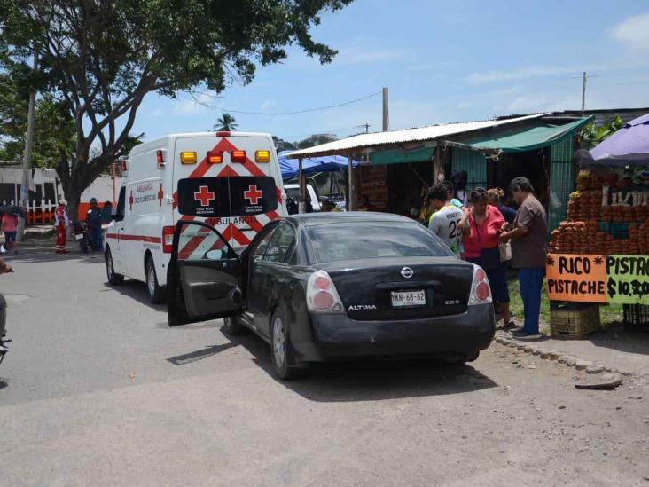 Intenta ganarle el paso al tren y terminan lesionados