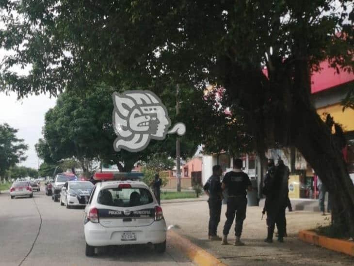 Dos sujetos asaltan OXXO en Nanchital; le roban moto  a cliente