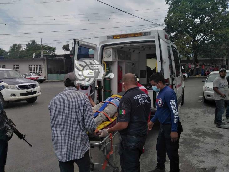 Grave, obrero tras electrocutarse en una construcción de Atzacan