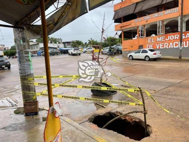 Caev omisa ante enorme socavón en Acayucan 