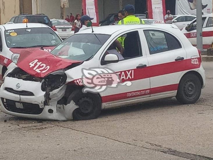 Aparatoso choque entre taxi y camioneta en Coatzacoalcos