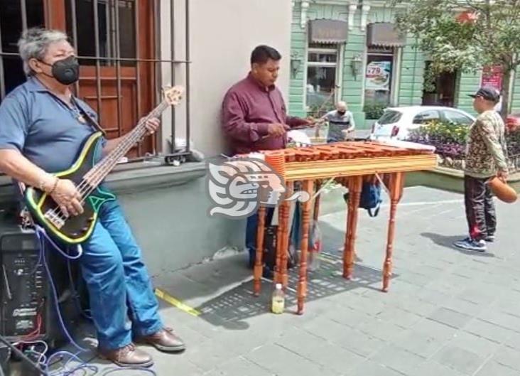 Músico, ídolo y superhéroe: Humberto toca la marimba para sacar a sus hijos adelante