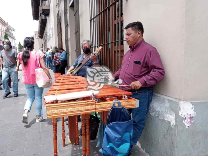 Músico, ídolo y superhéroe: Humberto toca la marimba para sacar a sus hijos adelante