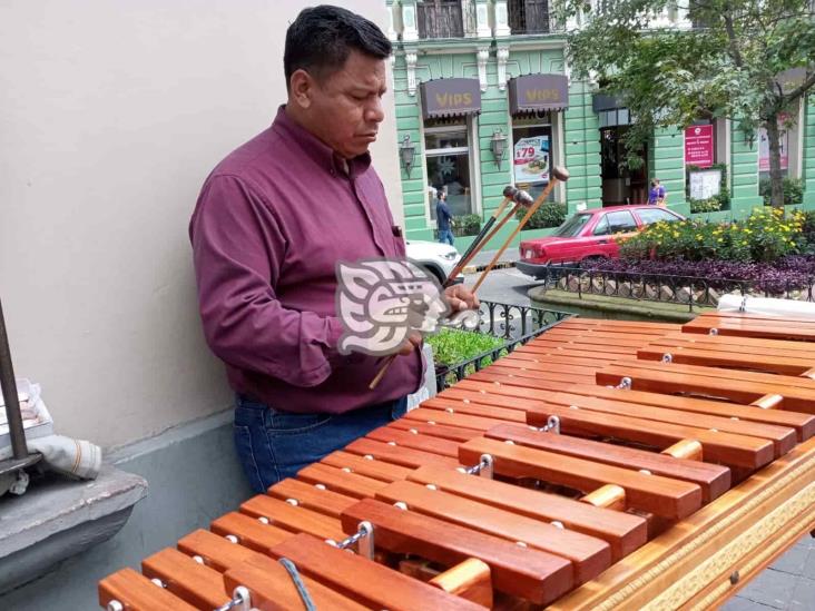 Músico, ídolo y superhéroe: Humberto toca la marimba para sacar a sus hijos adelante