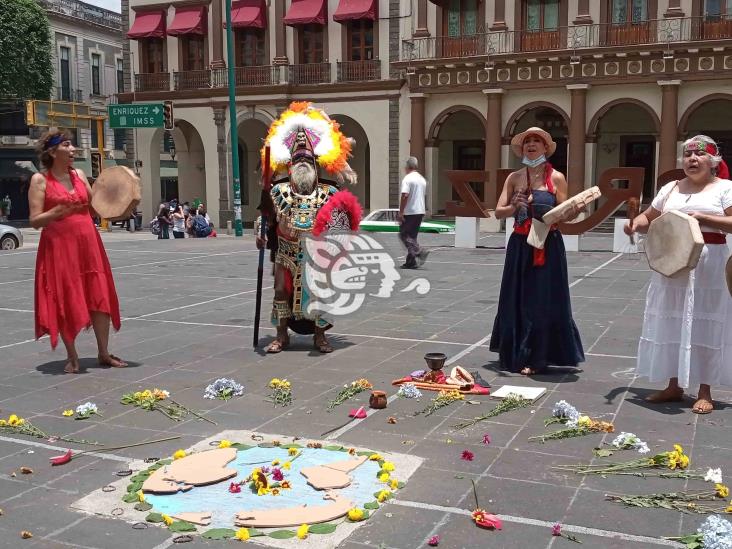 Con música, danza y mil tambores en Xalapa reciben al padre Sol