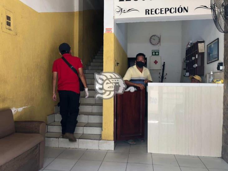 En charco de sangre, localizan muerta a mujer en hotel de Acayucan