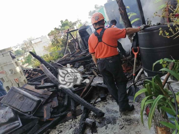 Incendio consume habitación en colonia de Xalapa; dos mujeres sufren crisis nerviosa