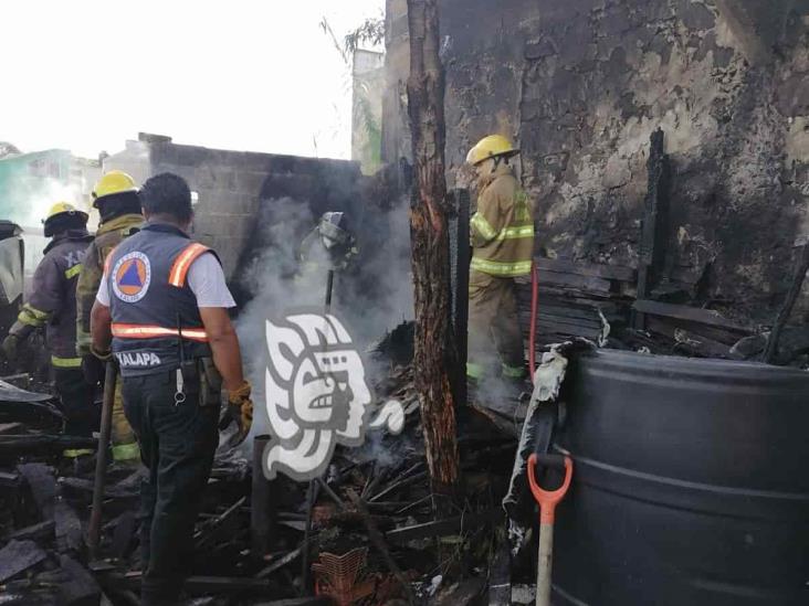 Incendio consume habitación en colonia de Xalapa; dos mujeres sufren crisis nerviosa