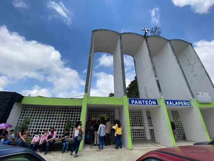 Por medidas sanitarias, impiden a menores visitar las tumbas de sus padres en Xalapa