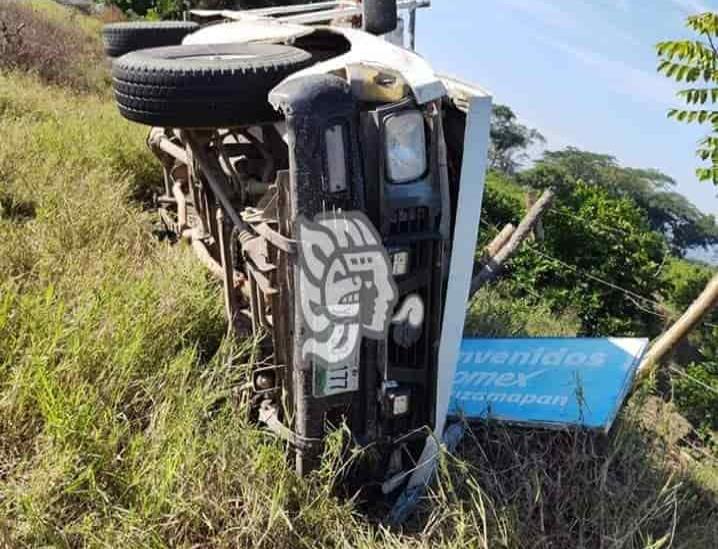 Vuelca camioneta en Tuzamapan; hay dos lesionados