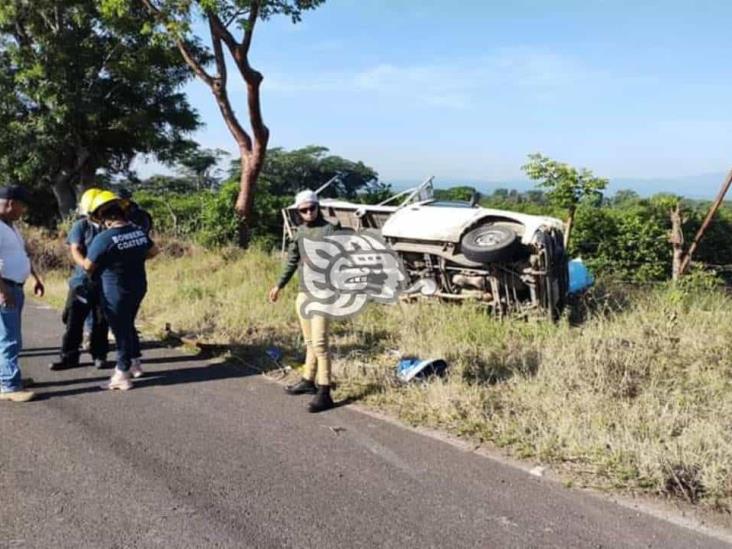 Vuelca camioneta en Tuzamapan; hay dos lesionados