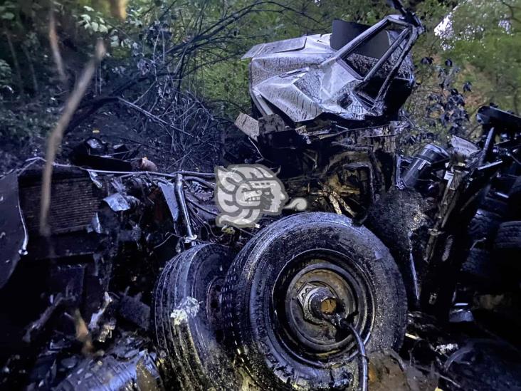 Muere persona tras volcadura de camión en Maltrata