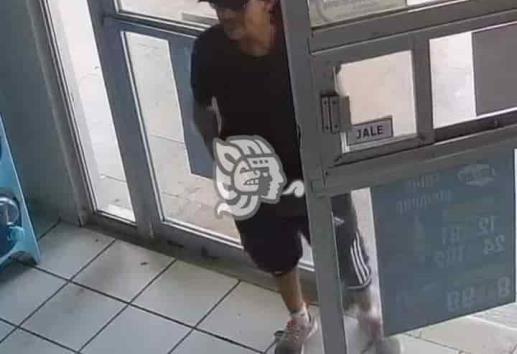 Solitario ladrón asalta tienda de conveniencia en Boca del Río