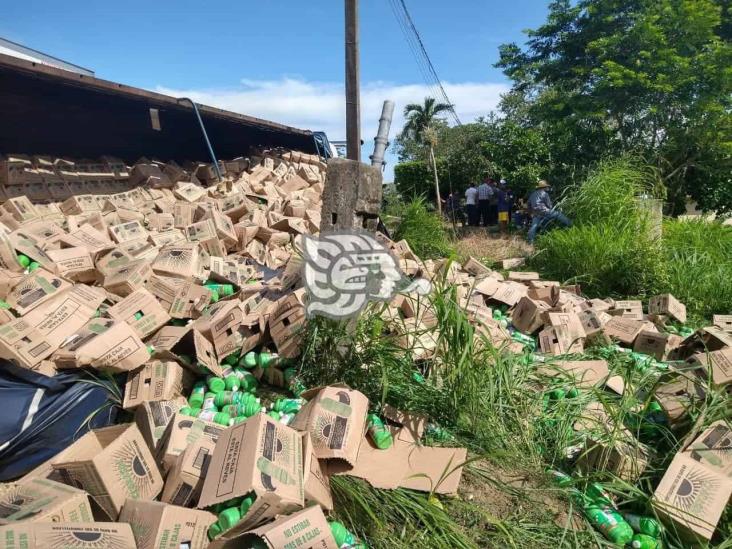 Tráiler cargado con cloro vuelca en San Juan; pobladores evitan rapiña