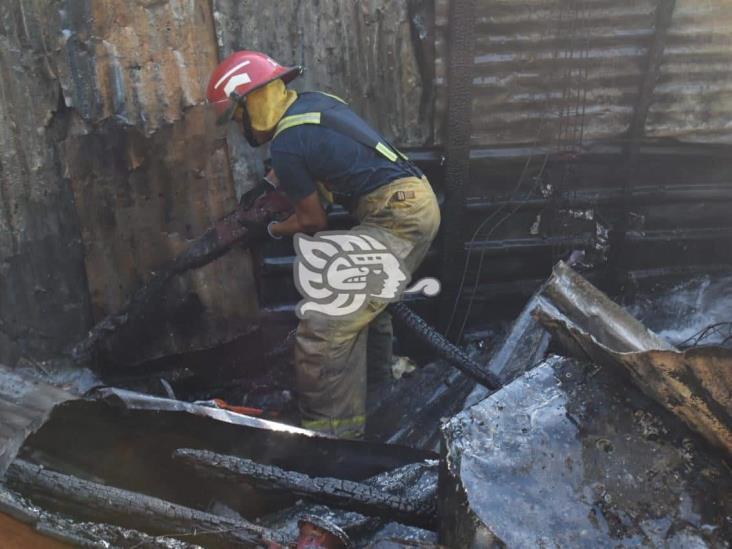Incendio acaba con vivienda en Oluta; logran rescatar a cachorro