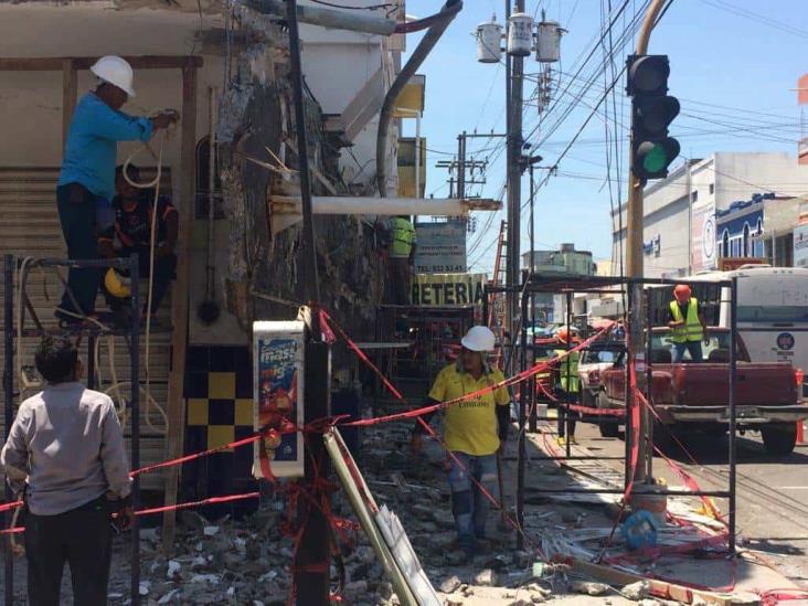 Retiran cornisa y espectacular que se cayó en dulcería de Veracruz