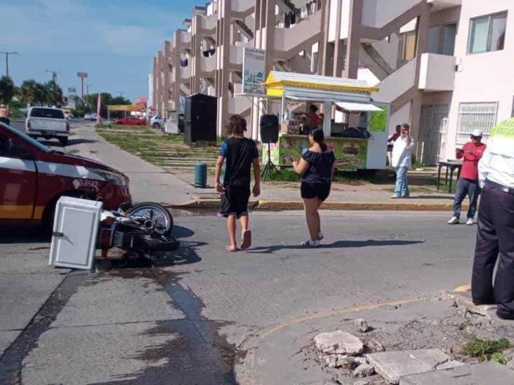Motociclista resulta lesionado tras impactar con taxi en Puente Moreno