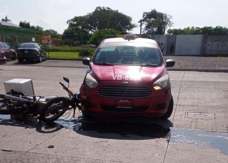 Motociclista resulta lesionado tras impactar con taxi en Puente Moreno