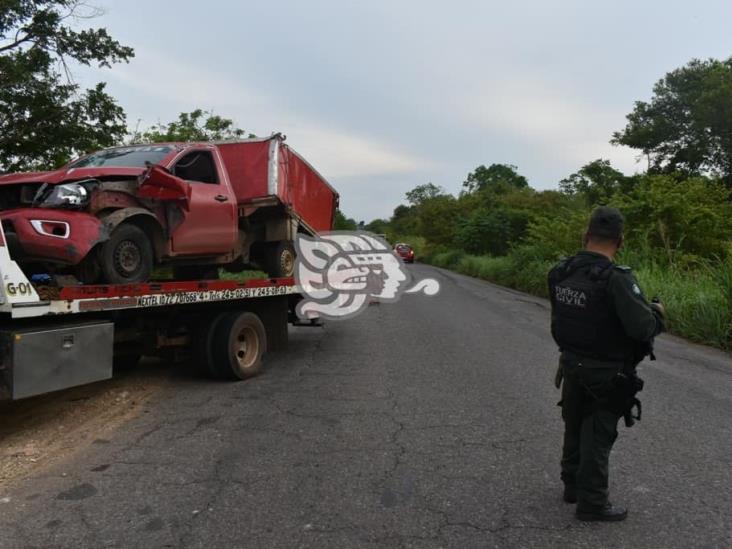 Evita atropellar a ciclista y se impacta contra camión en Acayucan