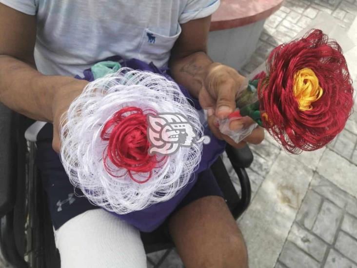 Tras sufrir accidente, vende flores de tela para costear medicamentos