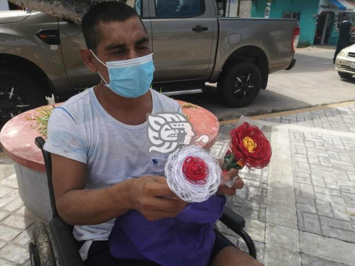 Tras sufrir accidente, vende flores de tela para costear medicamentos