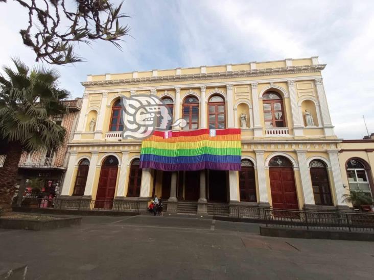 Orgullo LGBT; colocan bandera en Teatro Llave de Orizaba