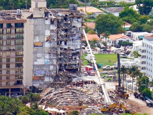 Cinco muertos tras derrumbe de edificio en Miami; 156 desaparecidos