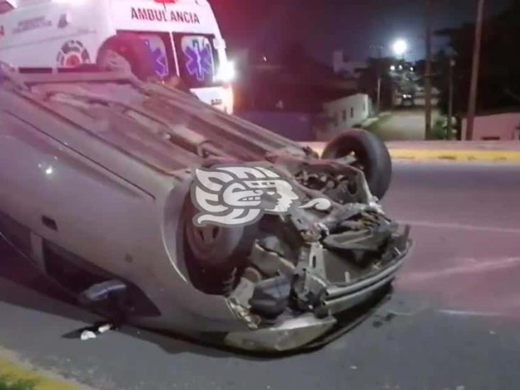 Choque y volcadura sobre el puente Joroba en Coatzacoalcos