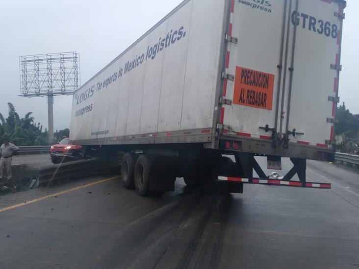 Tras choque de tráiler contra barra de contención, cierran autopista Puebla-Córdoba