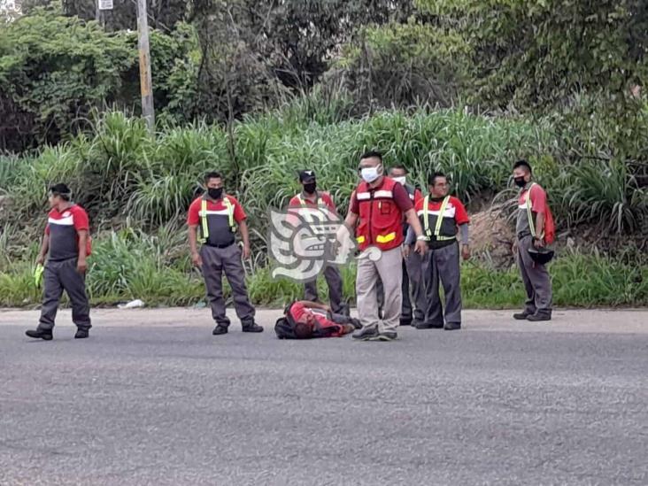 Borracho provoca accidente en Acayucan; trabajador lesionado