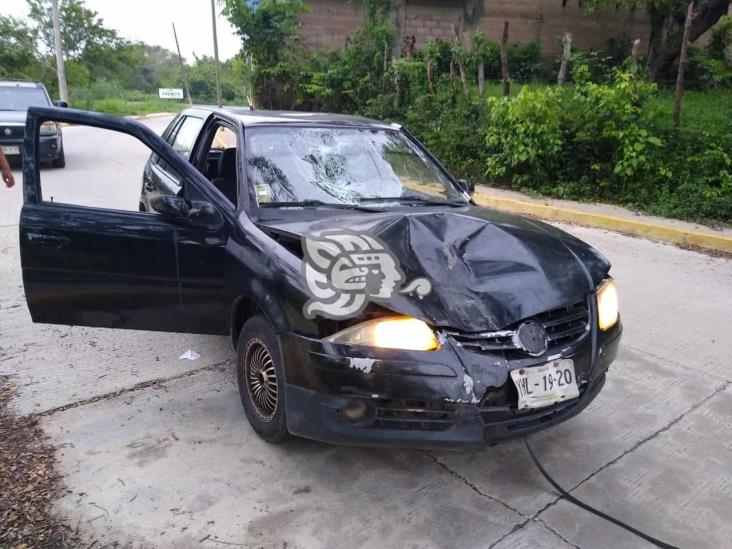 Borracho provoca accidente en Acayucan; trabajador lesionado