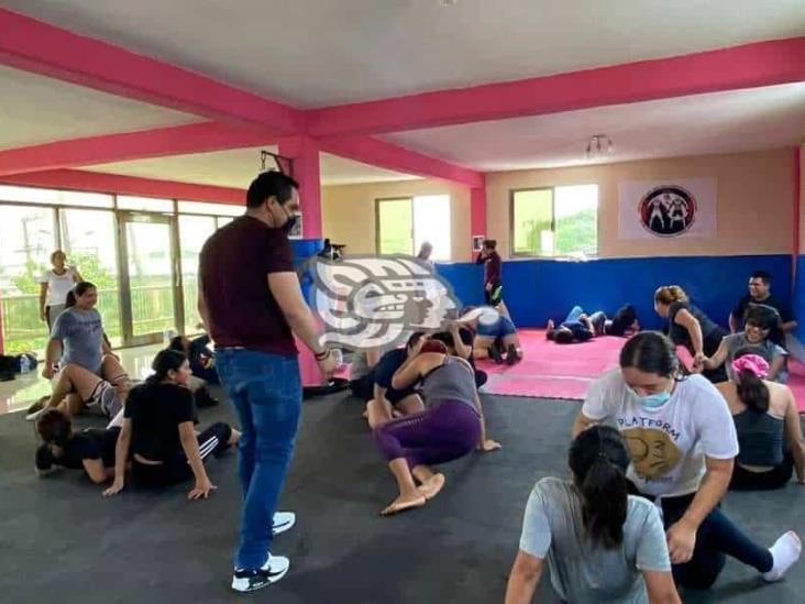 Mujeres nanchitecas imparten clases de defensa personal