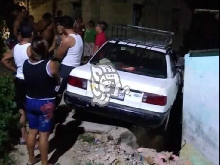 Dos vehículos colisionaron contra fachadas de viviendas en Acayucan y Sayula