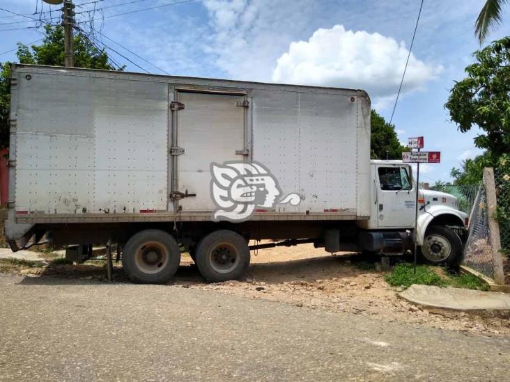 Dos vehículos colisionaron contra fachadas de viviendas en Acayucan y Sayula