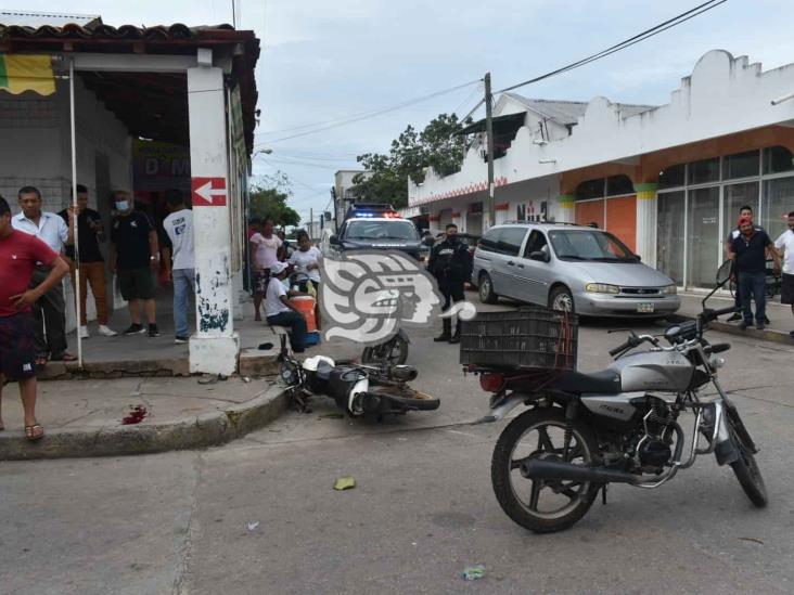 Choque en colonia centro de Oluta; dos menores heridos