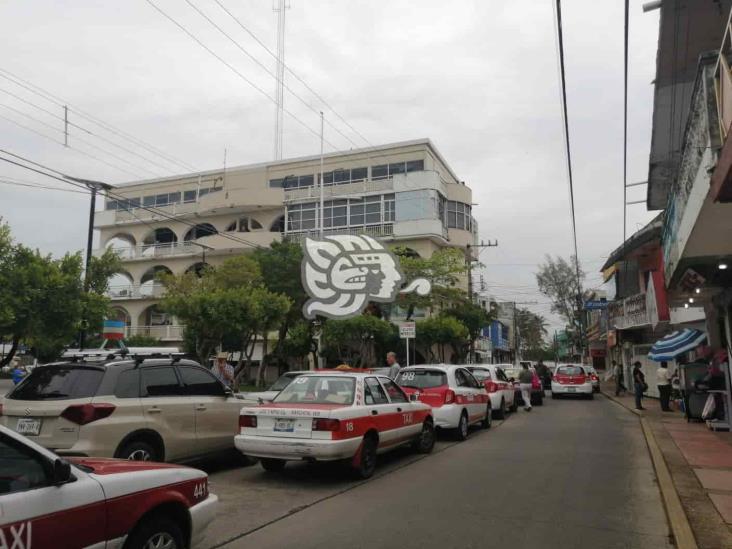 Con bloqueo, taxistas de Nanchital exigen reparación de la 4 carriles