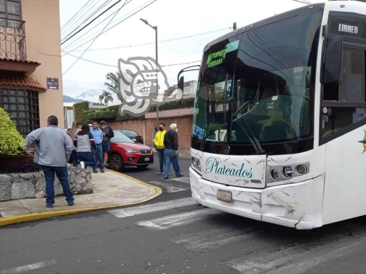 Chocan camión de pasaje y automóvil en Orizaba