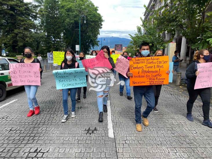 Padres de familia se manifiestan por falta de medicamentos oncológicos